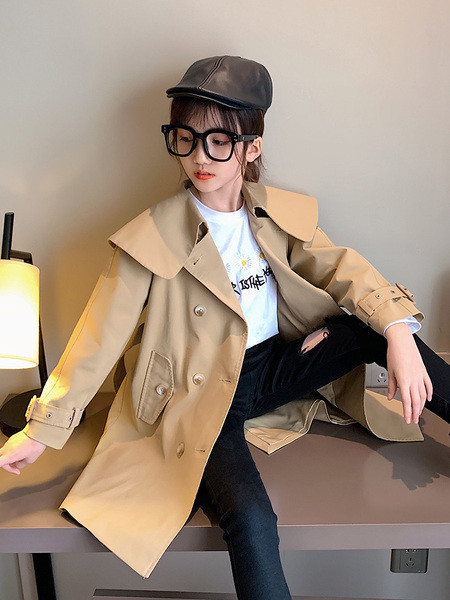 Pruuni värvi nööpide ja vööga lastemantel tüdrukutele