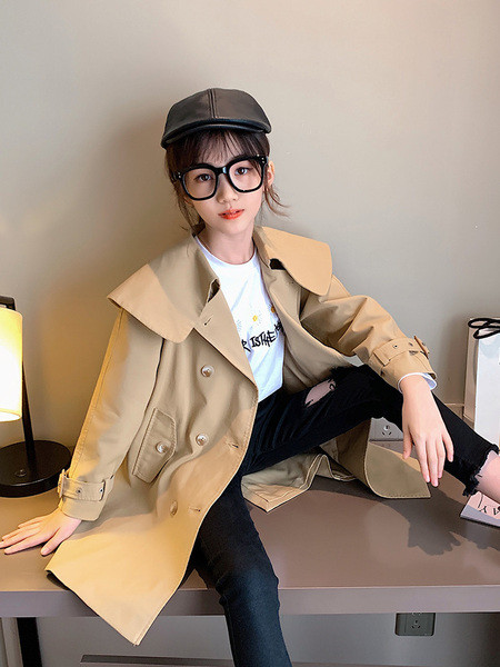 Pruuni värvi nööpide ja vööga lastemantel tüdrukutele