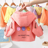 Παιδικό λεπτό μπουφάν αντιανεμικό με πολύχρωμες εφαρμογές για κορίτσια