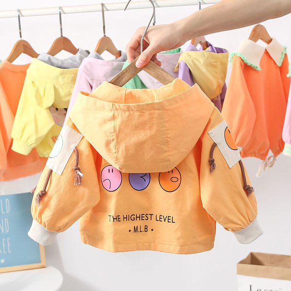 Παιδικό λεπτό μπουφάν αντιανεμικό με πολύχρωμες εφαρμογές για κορίτσια