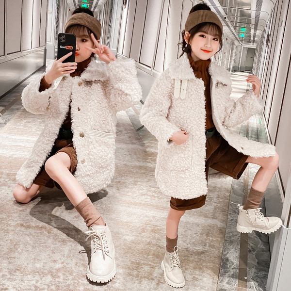 Χνουδωτό παιδικό παλτό με κουμπιά και τσέπες