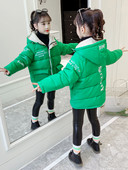 Kapuutsiga ja kirjadega laste talvejope