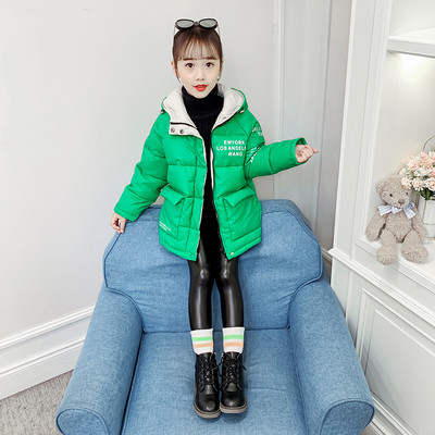 Kapuutsiga ja kirjadega laste talvejope