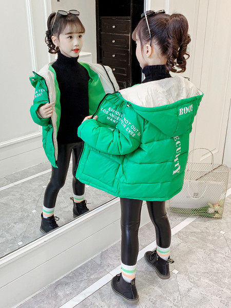 Kapuutsiga ja kirjadega laste talvejope