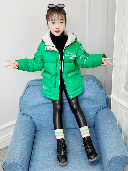 Kapuutsiga ja kirjadega laste talvejope