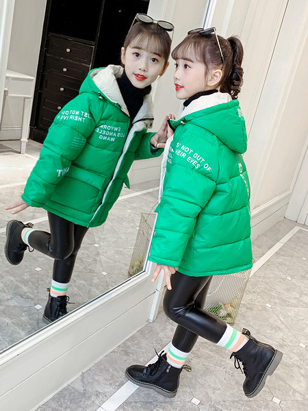 Kapuutsiga ja kirjadega laste talvejope