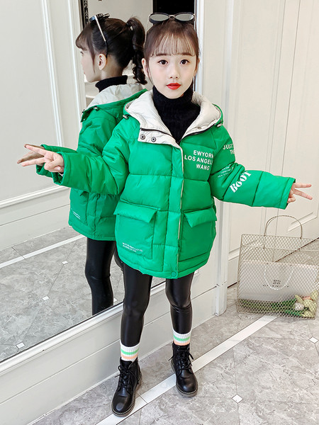 Kapuutsiga ja kirjadega laste talvejope