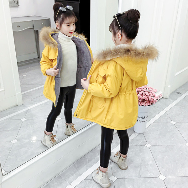 Παιδικό μπουφάν για κορίτσια με γούνα στην κουκούλα και κορδόνια στη μέση