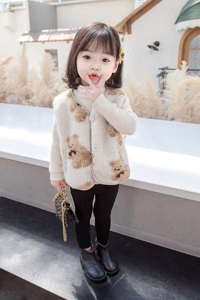 Nööpide ja spitsikaelusega igapäevane lastevest