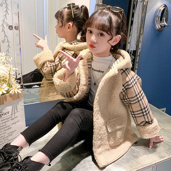 Sulgede ja ruuduliste varrukatega kapuutsiga lastemantel tüdrukutele