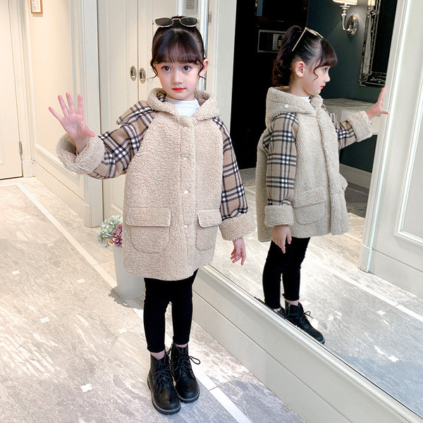 Sulgede ja ruuduliste varrukatega kapuutsiga lastemantel tüdrukutele