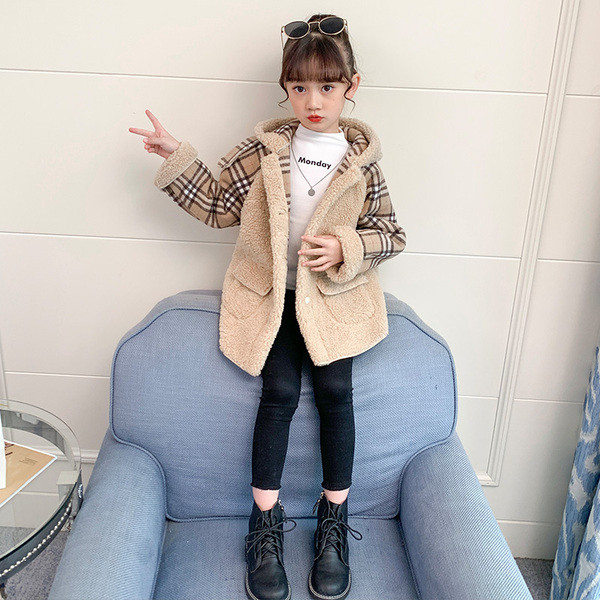 Sulgede ja ruuduliste varrukatega kapuutsiga lastemantel tüdrukutele