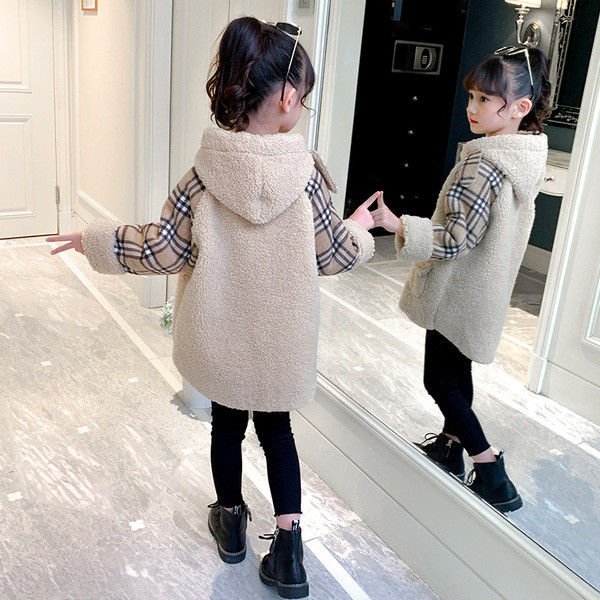 Sulgede ja ruuduliste varrukatega kapuutsiga lastemantel tüdrukutele