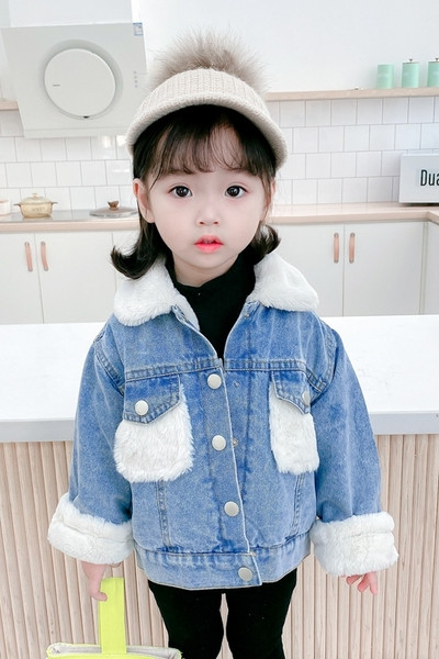 Μοντέρνο παιδικό τζιν μπουφάν με γούνα και κουμπιά - για κορίτσια