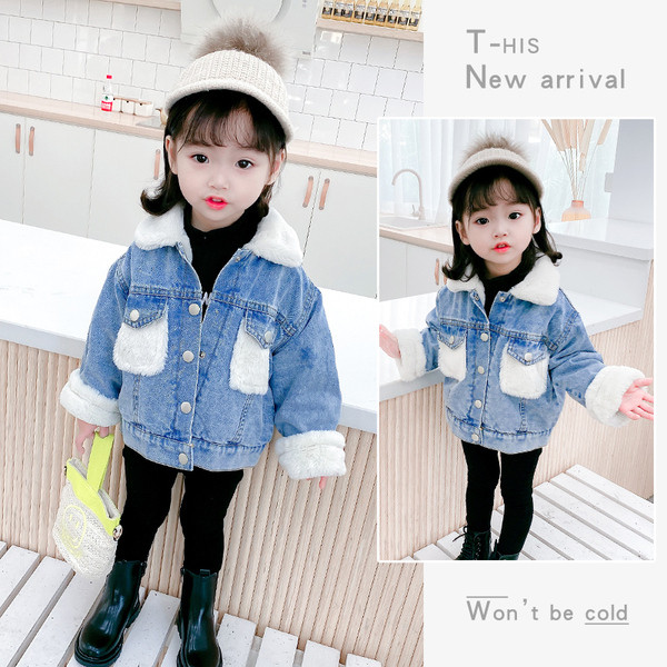 Μοντέρνο παιδικό τζιν μπουφάν με γούνα και κουμπιά - για κορίτσια