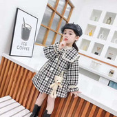 Nööpide ja laia kraega ruuduline mantel tüdrukutele