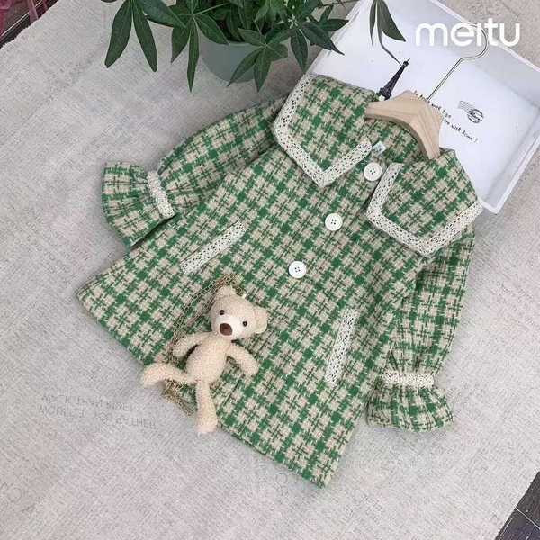 Nööpide ja laia kraega ruuduline mantel tüdrukutele