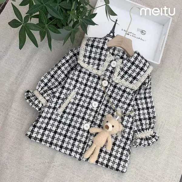 Nööpide ja laia kraega ruuduline mantel tüdrukutele