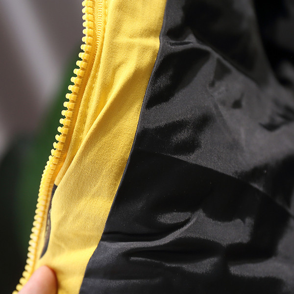 Kapuutsiga ja värvilise kaisukarudega laste talvejope poistele