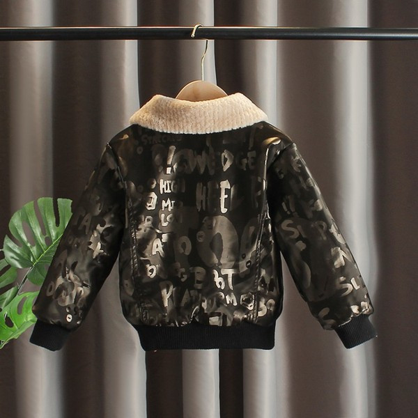 Παιδικό μπουφάν για αγόρια με κάτω γιακά και επιγραφές