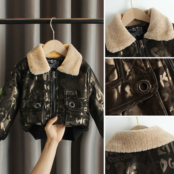 Παιδικό μπουφάν για αγόρια με κάτω γιακά και επιγραφές