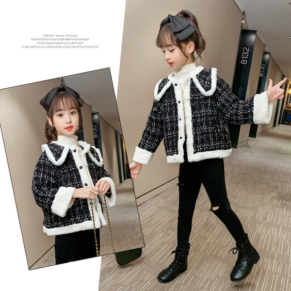 Must-valge nööpidega lastemantel tüdrukutele