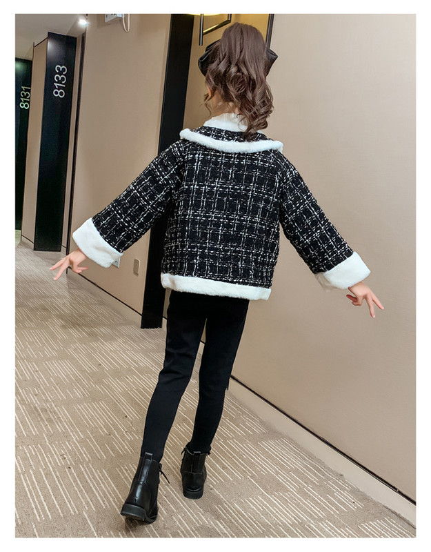 Must-valge nööpidega lastemantel tüdrukutele