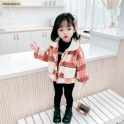 Moodne taskute ja nööpidega laste sulejope