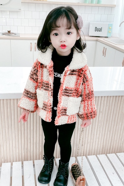 Moodne taskute ja nööpidega laste sulejope