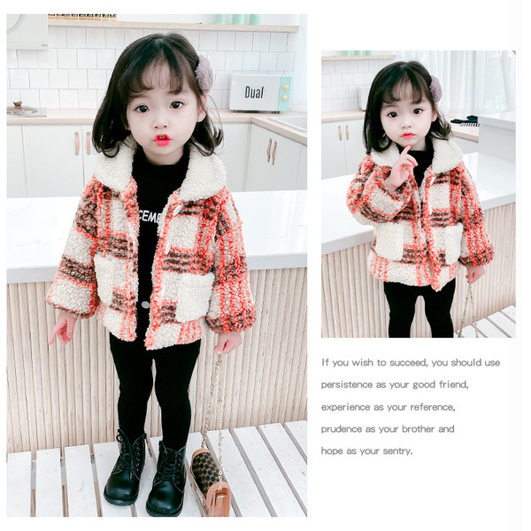 Moodne taskute ja nööpidega laste sulejope