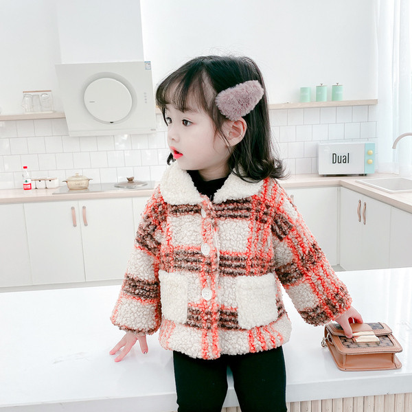 Moodne taskute ja nööpidega laste sulejope