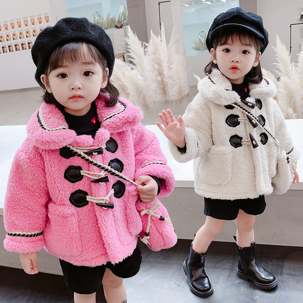 Moodne valge ja roosa nööpidega lastemantel tüdrukutele