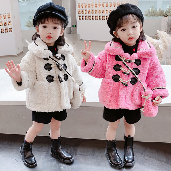 Moodne valge ja roosa nööpidega lastemantel tüdrukutele