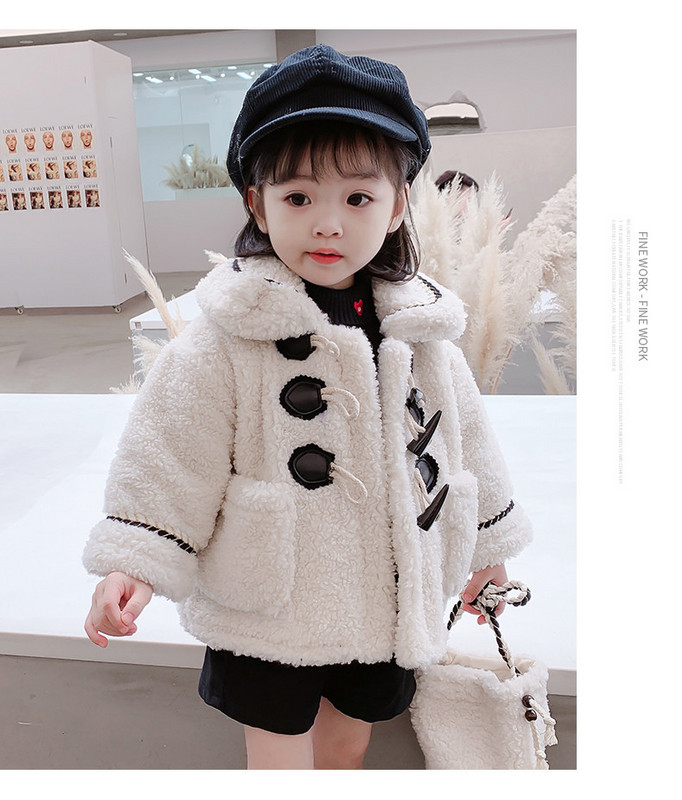 Moodne valge ja roosa nööpidega lastemantel tüdrukutele