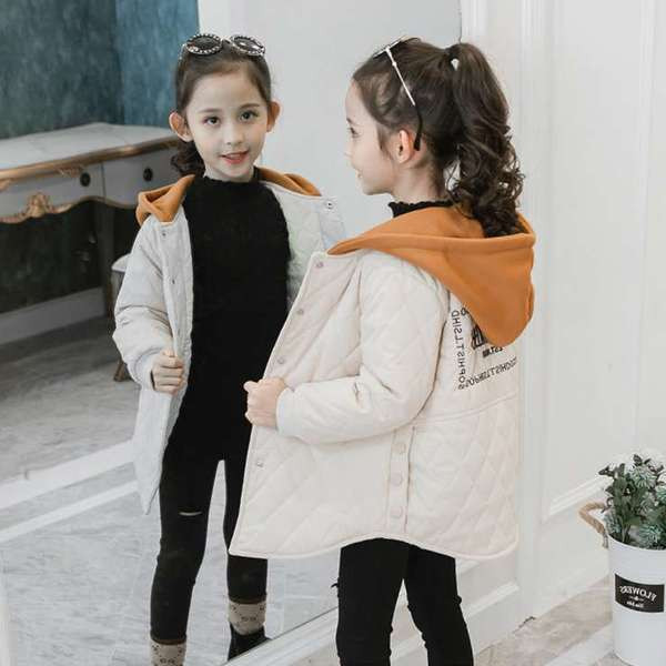 Nööpide ja kapuutsiga sügis-talve jope tüdrukule