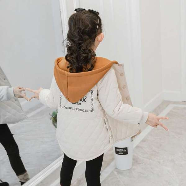 Nööpide ja kapuutsiga sügis-talve jope tüdrukule