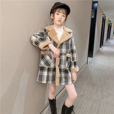 Ruuduline lastemantel 3D karuelemendiga seljal