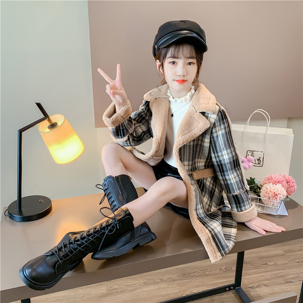 Ruuduline lastemantel 3D karuelemendiga seljal