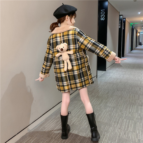 Ruuduline lastemantel 3D karuelemendiga seljal