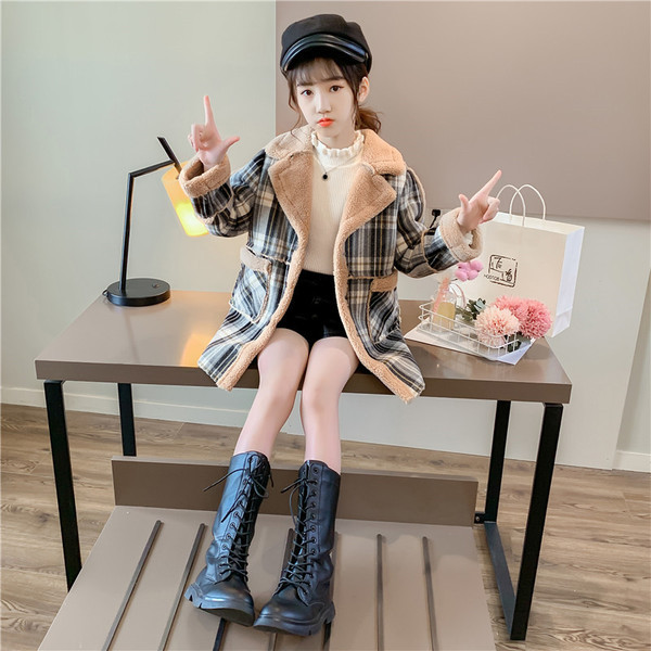 Ruuduline lastemantel 3D karuelemendiga seljal