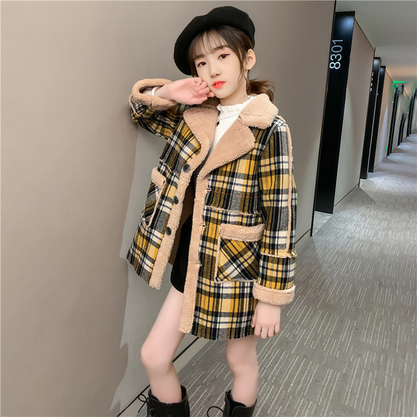 Ruuduline lastemantel 3D karuelemendiga seljal