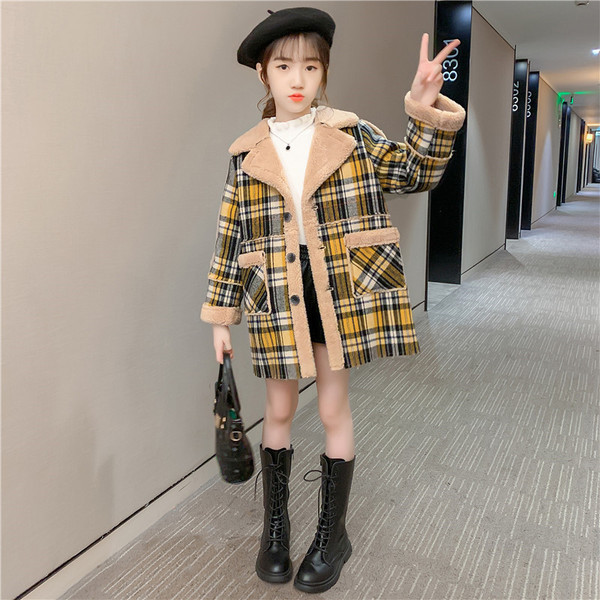 Ruuduline lastemantel 3D karuelemendiga seljal