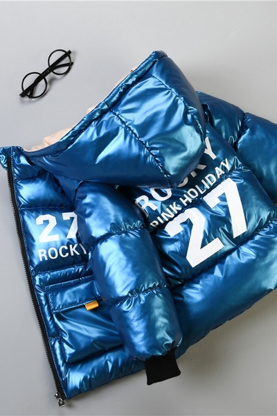 Praegune kapuutsiga ja taskutega laste jope poistele