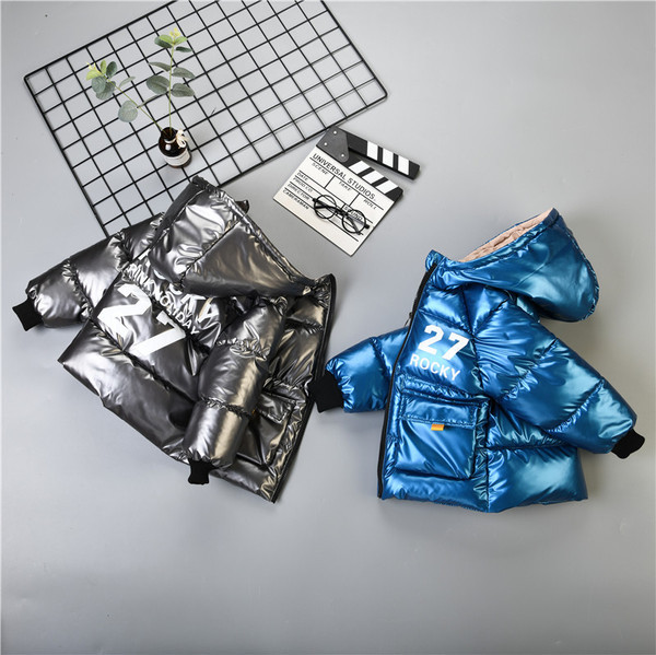 Praegune kapuutsiga ja taskutega laste jope poistele