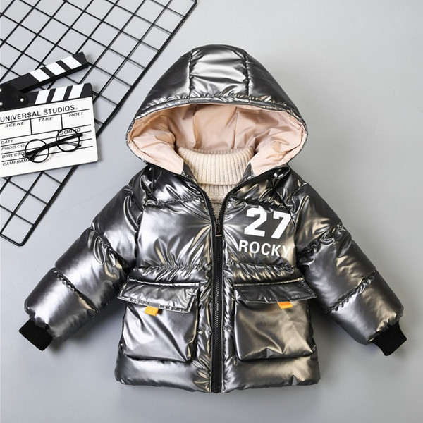 Praegune kapuutsiga ja taskutega laste jope poistele