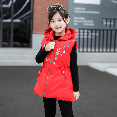 Moodne lastevest tüdrukutele, millel on kapuuts ja lips vööl