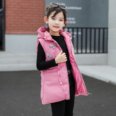 Moodne lastevest tüdrukutele, millel on kapuuts ja lips vööl