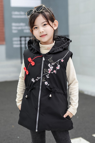 Moodne lastevest tüdrukutele, millel on kapuuts ja lips vööl