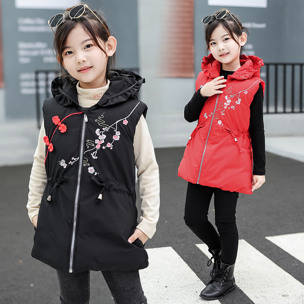 Moodne lastevest tüdrukutele, millel on kapuuts ja lips vööl