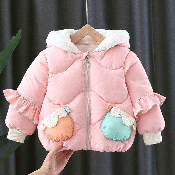 Moodne lastejope, mille varrukatel on lokid ja pael